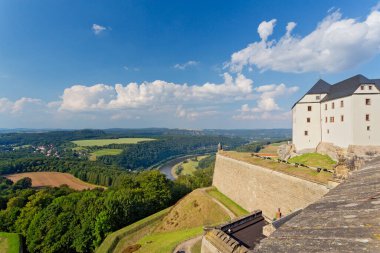 Sakson İsviçre Ulusal Parkı 'ndaki Knigstein Kalesi' nin panoramik manzarası