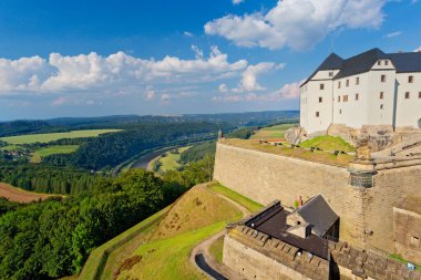 Sakson İsviçre Ulusal Parkı 'ndaki Knigstein Kalesi' nin panoramik manzarası