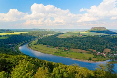 Sakson İsviçre Ulusal Parkı 'ndaki Knigstein Kalesi' nin panoramik manzarası