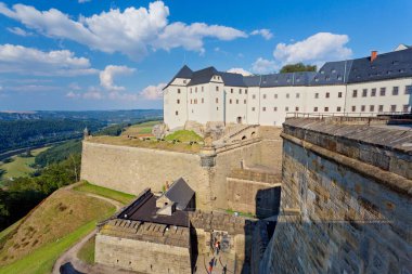 Sakson İsviçre Ulusal Parkı 'ndaki Knigstein Kalesi' nin panoramik manzarası