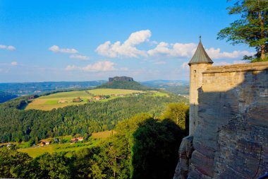 Sakson İsviçre Ulusal Parkı 'ndaki Knigstein Kalesi' nin panoramik manzarası