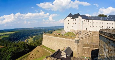 Sakson İsviçre Ulusal Parkı 'ndaki Knigstein Kalesi' nin panoramik manzarası