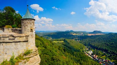 Sakson İsviçre Ulusal Parkı 'ndaki Knigstein Kalesi' nin panoramik manzarası