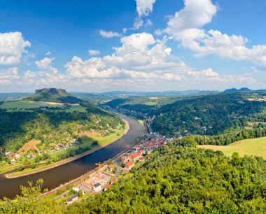 Sakson İsviçre Ulusal Parkı 'ndaki Knigstein Kalesi' nin panoramik manzarası