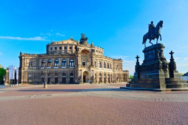 Dresden, Saksonya, Almanya 'daki Semperoper Tiyatrosu' nun panoramik manzarası