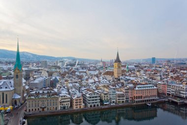 Kışın Zürih şehrinin panoramik manzarası, İsviçre Alpleri, İsviçre