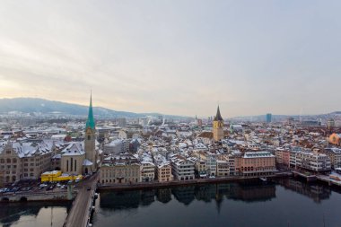 Kışın Zürih şehrinin panoramik manzarası, İsviçre Alpleri, İsviçre