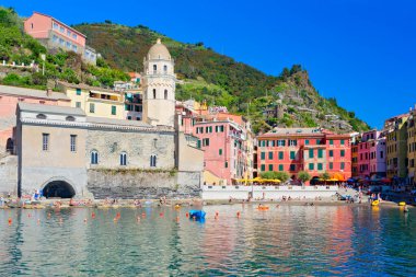 Cinque Terre, Liguria, İtalya 'daki Vernazza köyünün panoramik manzarası