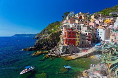 Cinque Terre, Liguria, İtalya 'daki renkli köy Riomaggiore' nin panoramik manzarası