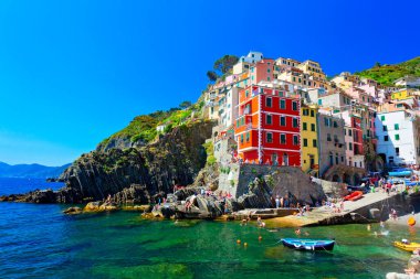 Cinque Terre, Liguria, İtalya 'daki renkli köy Riomaggiore' nin panoramik manzarası