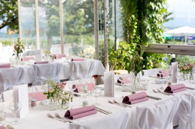 Düğün resepsiyonunda şenlikli bir masa