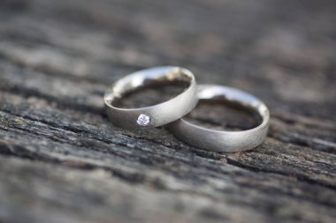 Beyaz altın alyanslar Eski ahşap tabakta