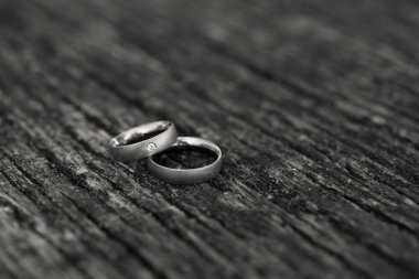 Beyaz altın alyanslar Eski ahşap tabakta