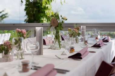 Düğün resepsiyonunda şenlikli bir masa