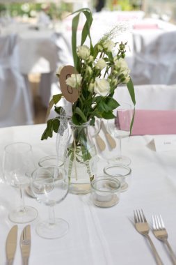 Düğün resepsiyonunda şenlikli bir masa