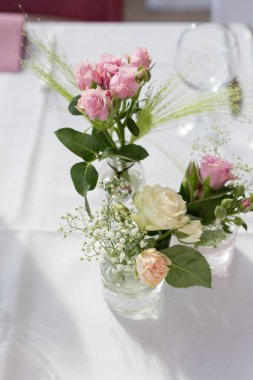 Düğün resepsiyonunda şenlikli bir masa