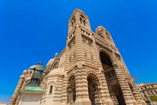 Fransa, Marsilya 'daki La Major Katedrali' nin panoramik manzarası