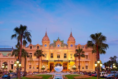 Monaco 'daki Monte Carlo Kumarhanesinin panoramik manzarası