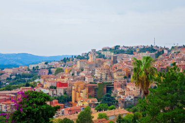 Grasse Köyü 'nün panoramik manzarası, Fransız Rivierası, Fransa