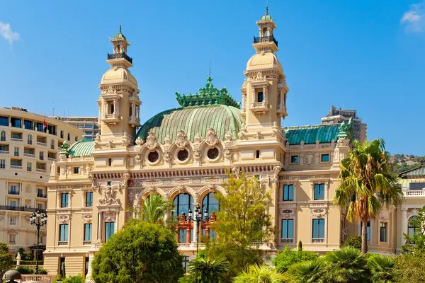 Monaco 'daki Monte Carlo Kumarhanesinin panoramik manzarası