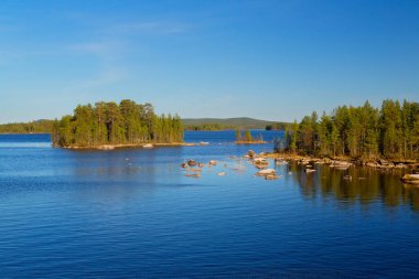Göl ve taşlı tipik İskandinav doğası, Storuman Gölü, İsveç Laponya, İsveç