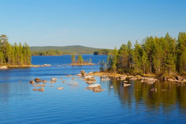 Göl ve taşlı tipik İskandinav doğası, Storuman Gölü, İsveç Laponya, İsveç