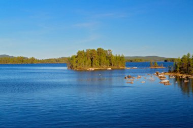 Göl ve taşlı tipik İskandinav doğası, Storuman Gölü, İsveç Laponya, İsveç