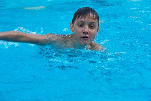 快乐的男孩正在游泳池里锻炼 家庭假日 — 图库照片