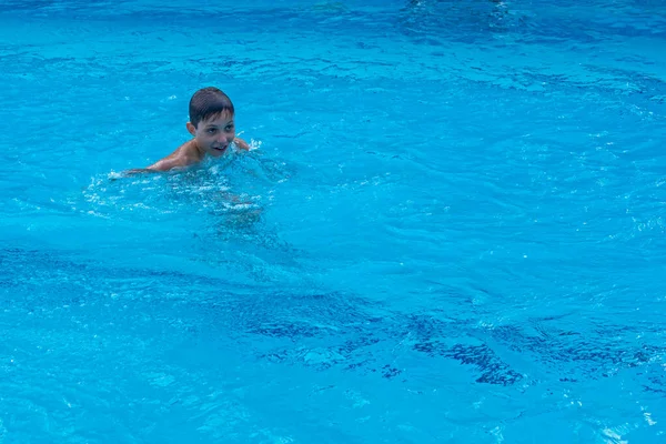 Χαρούμενο Αγόρι Κολυμπάει Στην Πισίνα Οικογενειακές Διακοπές — Φωτογραφία Αρχείου