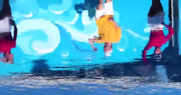 Reflet Figurines Dansantes Personnes Dans Eau Bleue Cheerleading — Video