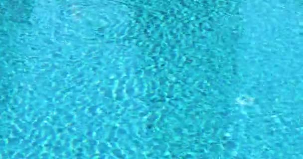 Havuzun Suyundan Soyut Bir Arka Plan Havuza Girmek Için Tırabzan — Stok video