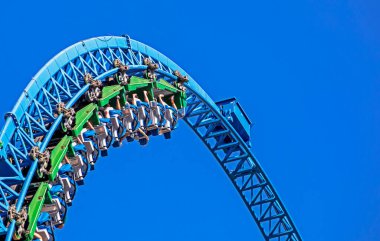 Mavi gökyüzü arka planında aşırı hız treni kavisi. çekimler