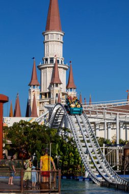 Mavi gökyüzünün ve şatonun arka planına karşı aşırı duygusal hız treni.