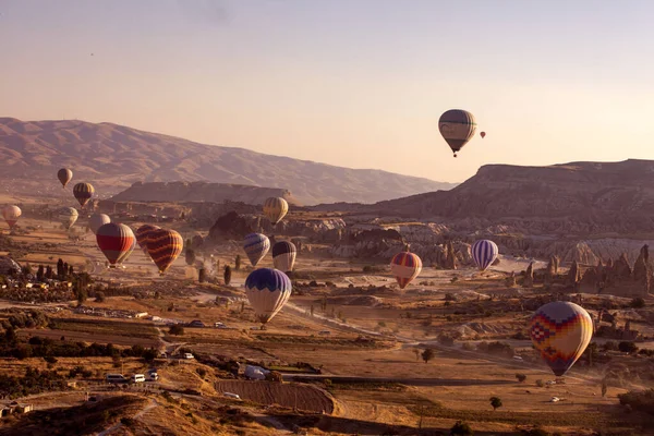 Dolina Kapadocji Wczesnym Rankiem Balonami Ogrzane Powietrze — Zdjęcie stockowe
