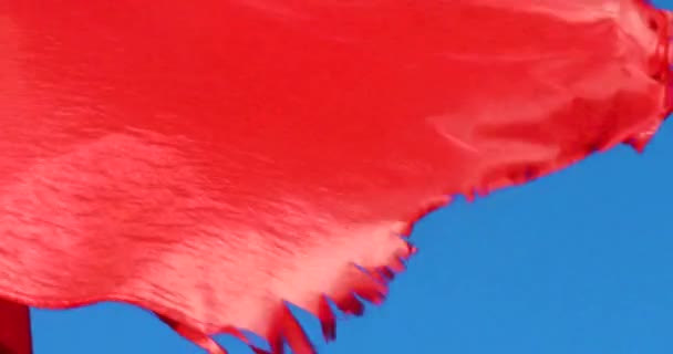 Rote Zerrissene Flagge Fahnenmast Flattert Vor Blauem Himmel — Stockvideo