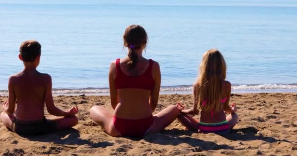 Teenagers Girls Boy Sit Backs Lotus Position Beach Sunny Day — Stock Video