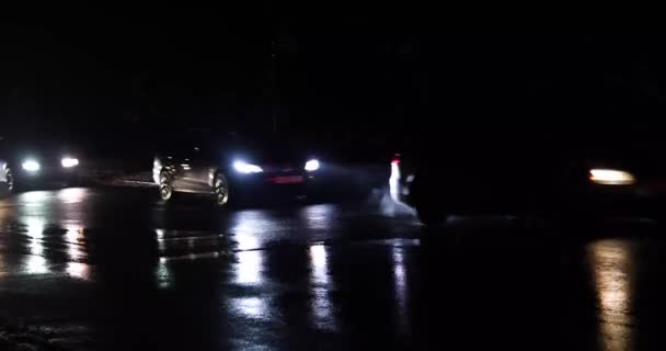 Під Час Затемнення Україні Автомобілі Їздять Слизькій Дорозі Темряві Зустріч — стокове відео
