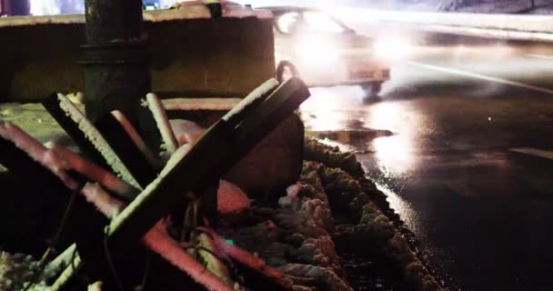우크라 이나의 정전중미끄럽고 위에는 대전차 고슴도치가 우크라이나 — 비디오