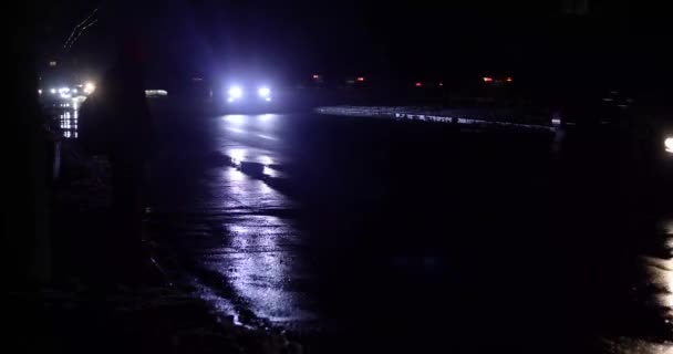 Fotgängare Korsar Vägen Blackout Ukrainska Motorvägar Kvällen Konfrontation Med Ukraina — Stockvideo