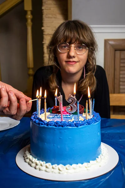 Tienermeisje Met Een Mooie Blauwe Taart Haar Gelukkige Verjaardag Met — Stockfoto