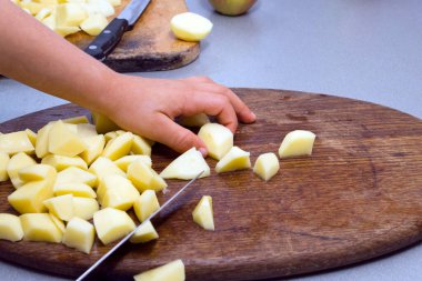 Patatesleri parçalara ayır.