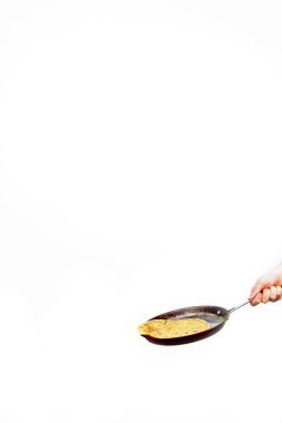 Kızartma tavasında krep çevirin.