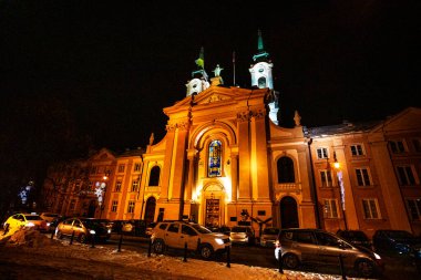 Varşova 'daki katedral Noel' den önceki gece aydınlandı. Winte