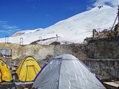 Kafkaslar, dağ nehrinden geçiyor.    