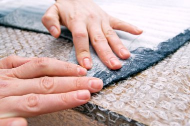 Kadınların elleri yünlü.