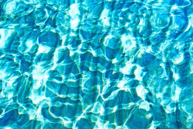 Denizde güneş ışınlarının yansıması.