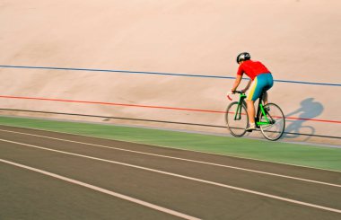 Akşamları yol bisikleti