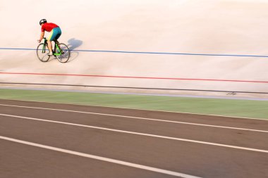 Akşamları yol bisikleti