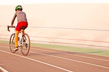 Genç motorsiklet yolu bulanıklaştı