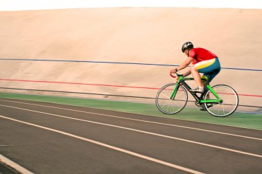 Akşamları yol bisikleti